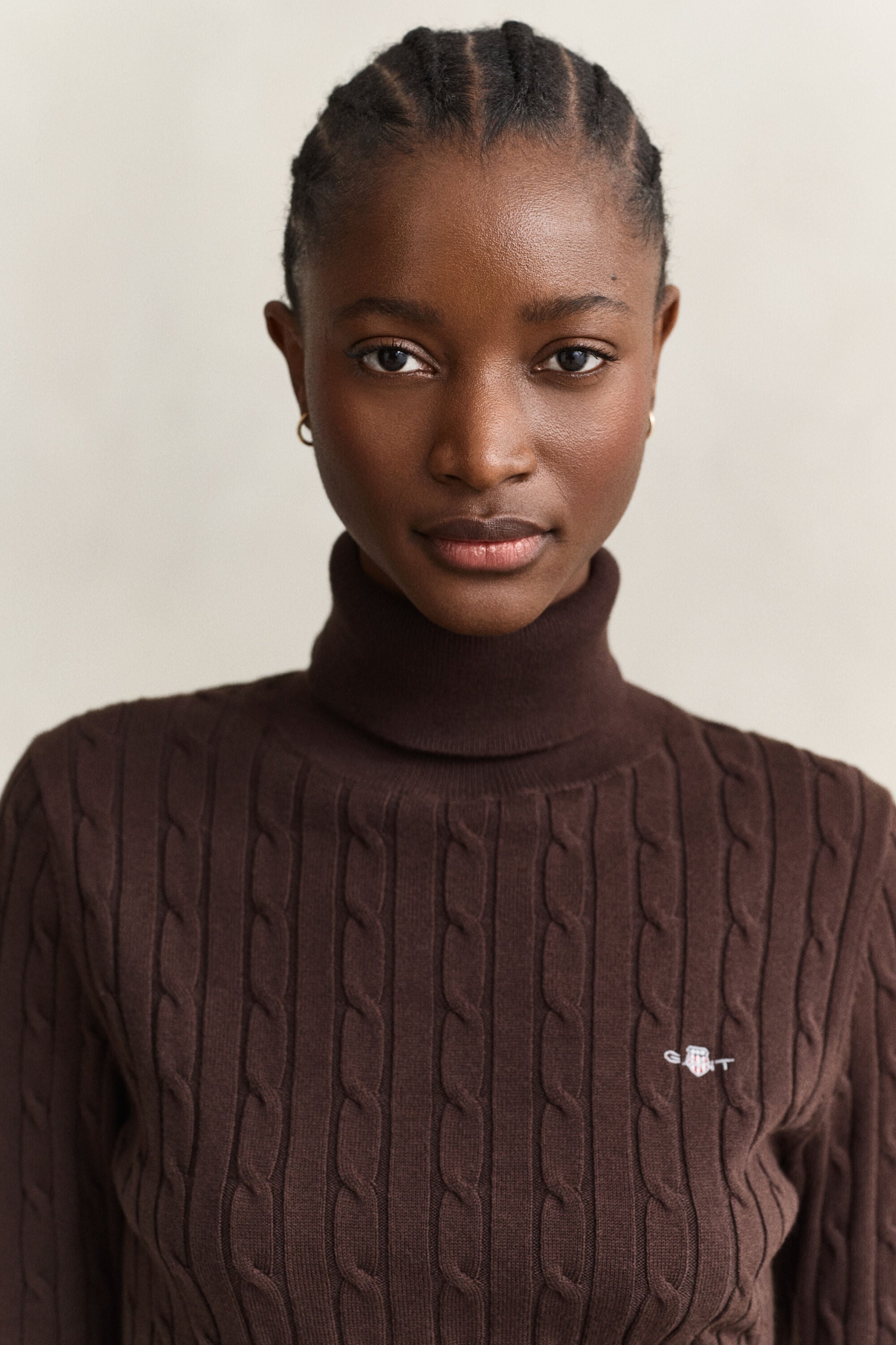 Maglia a collo alto in cotone elasticizzato a trecce
