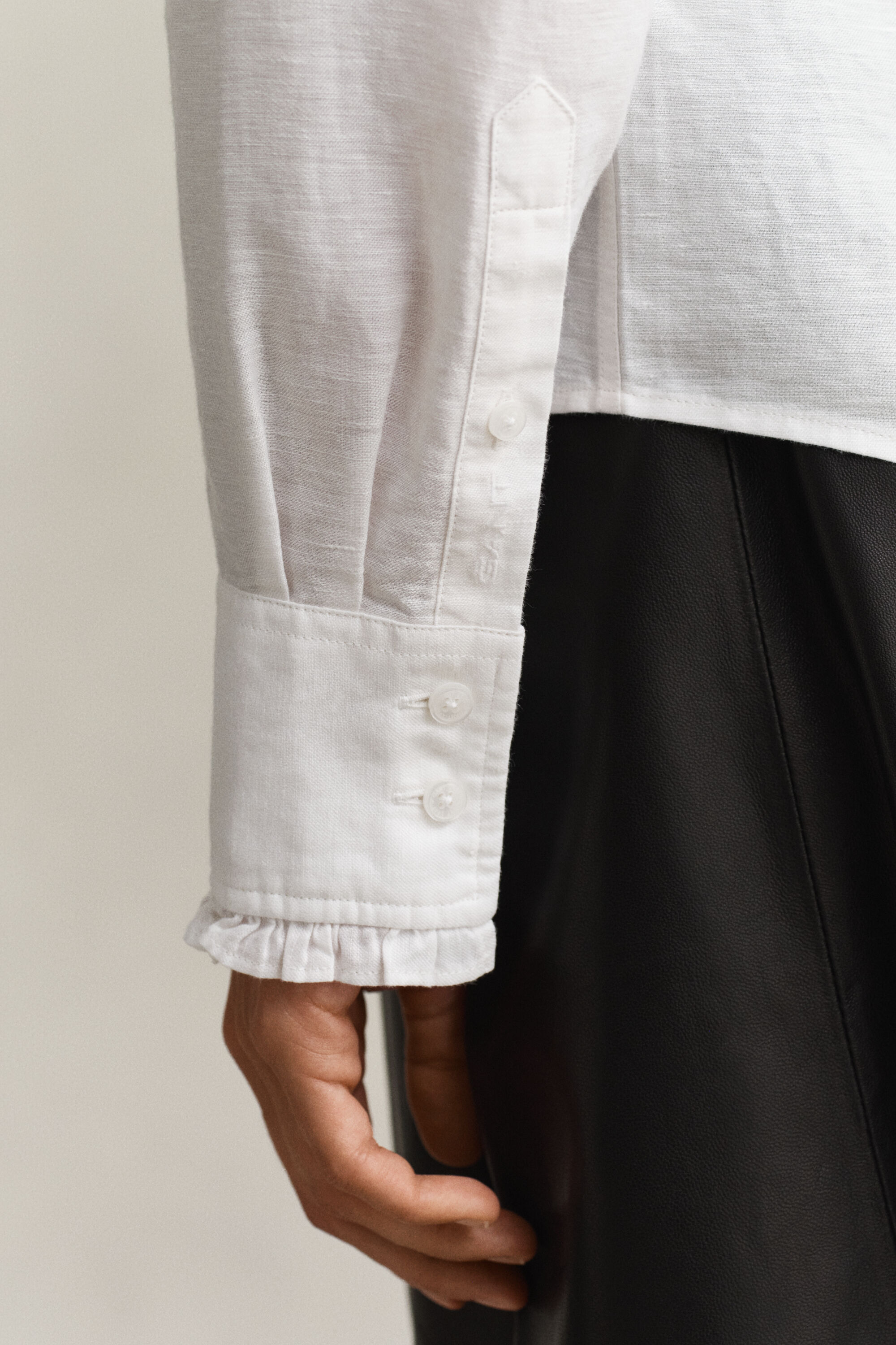 Blusa in misto lino con volant