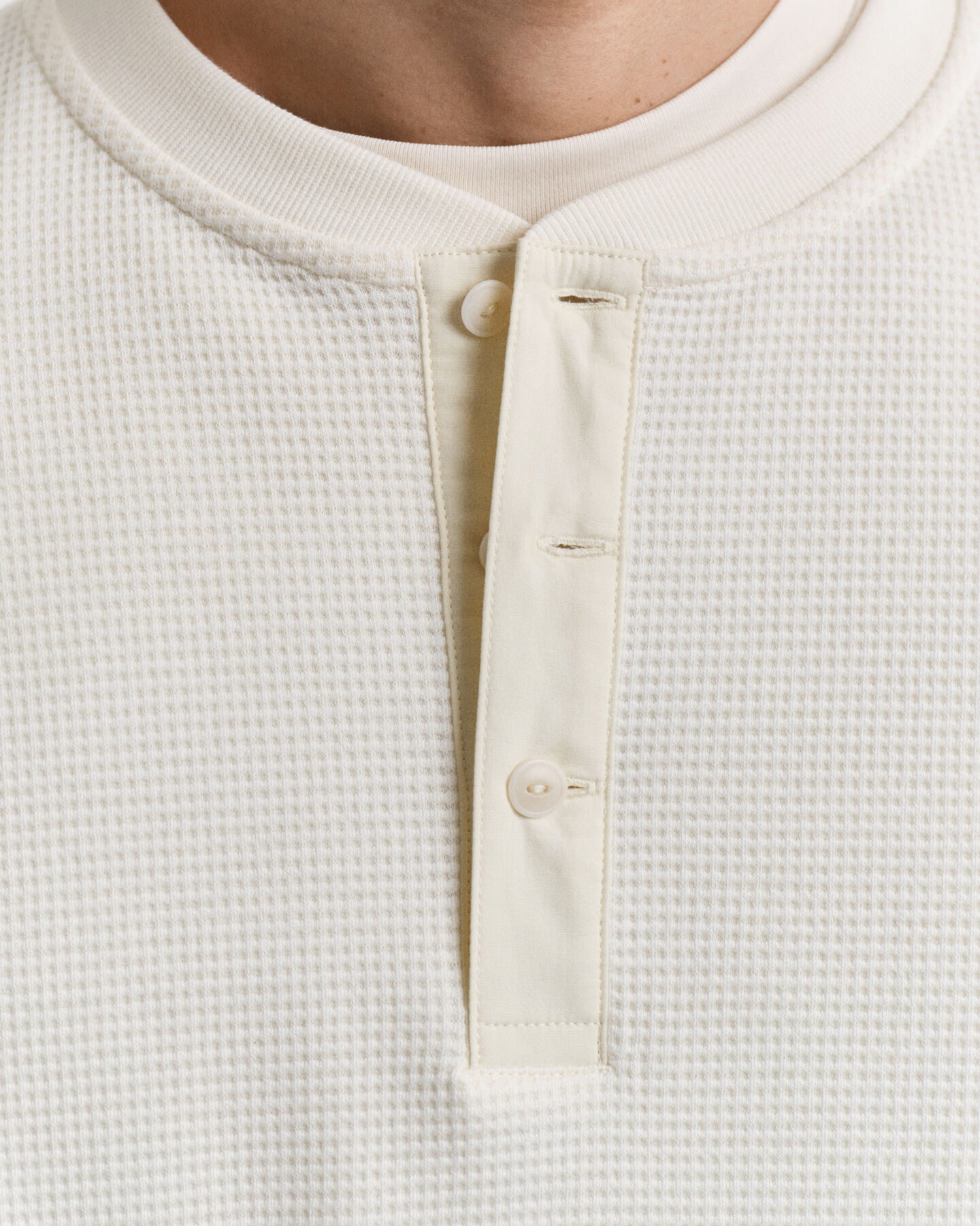T-shirt Henley a maniche lunghe con texture a nido d'ape