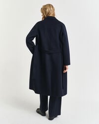 Cappotto con cintura e cuciture a mano