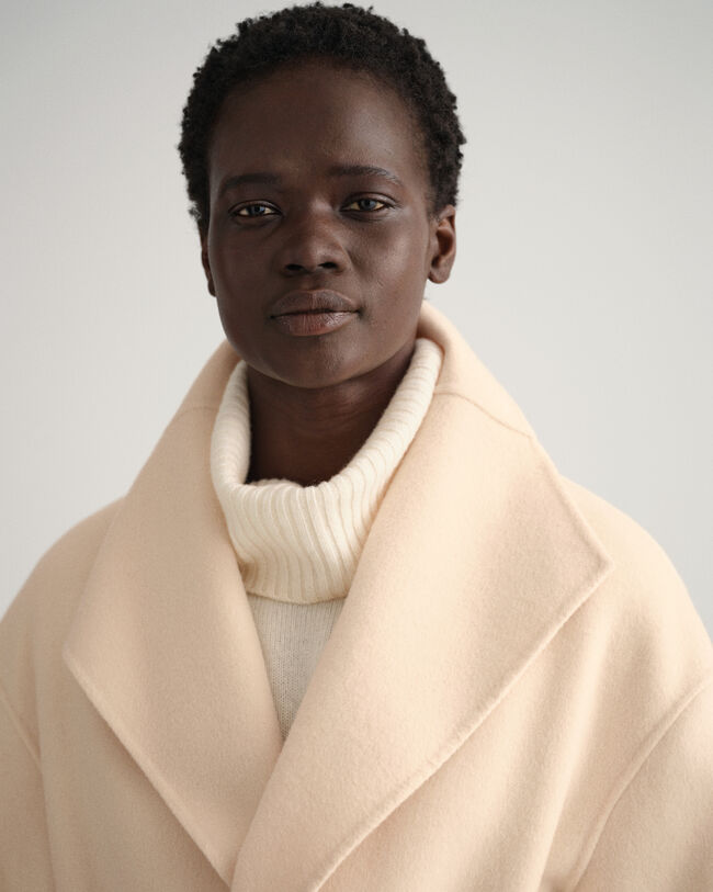 Cappotto con cintura e cuciture a mano