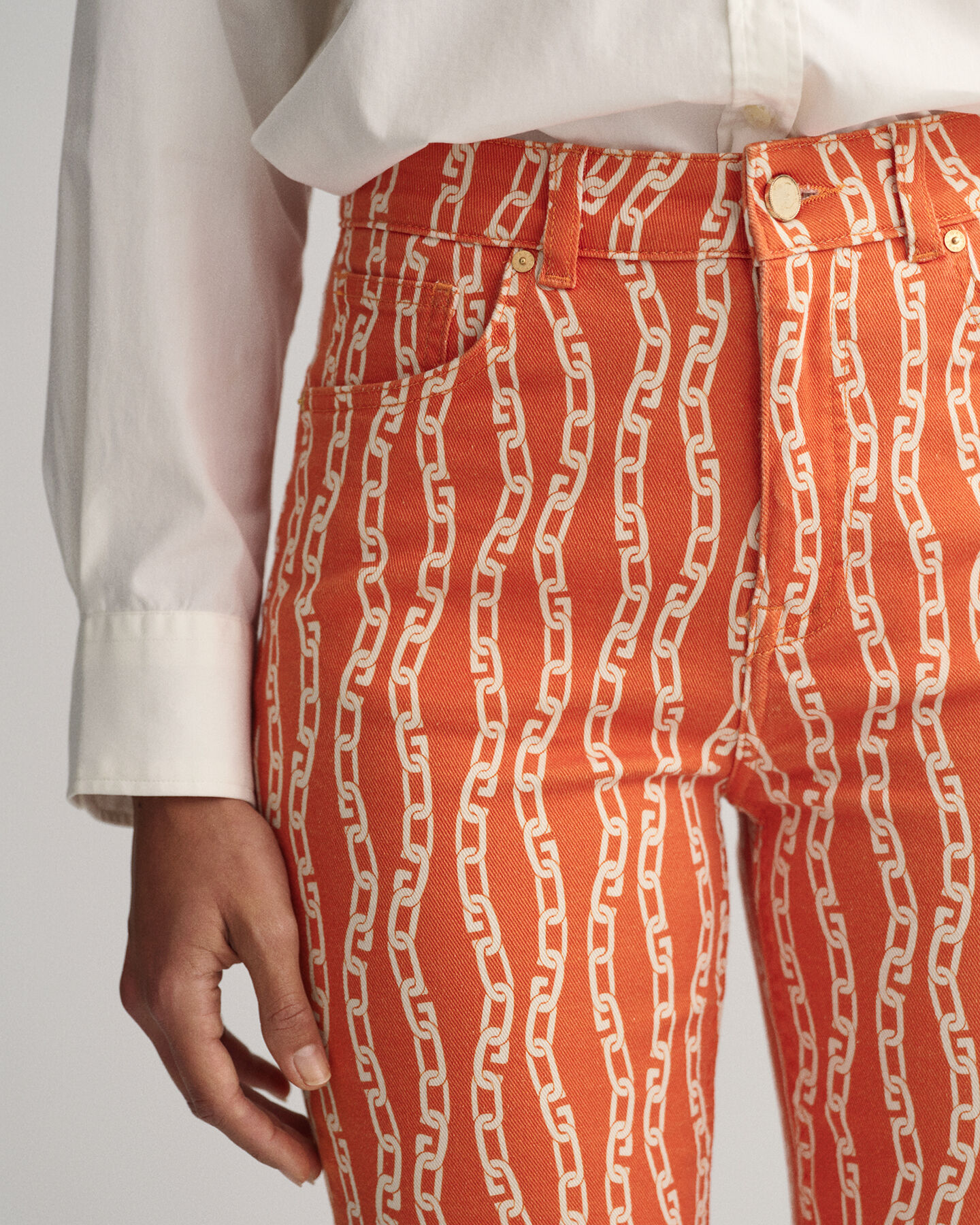 Jeans alla caviglia con stampa a catena