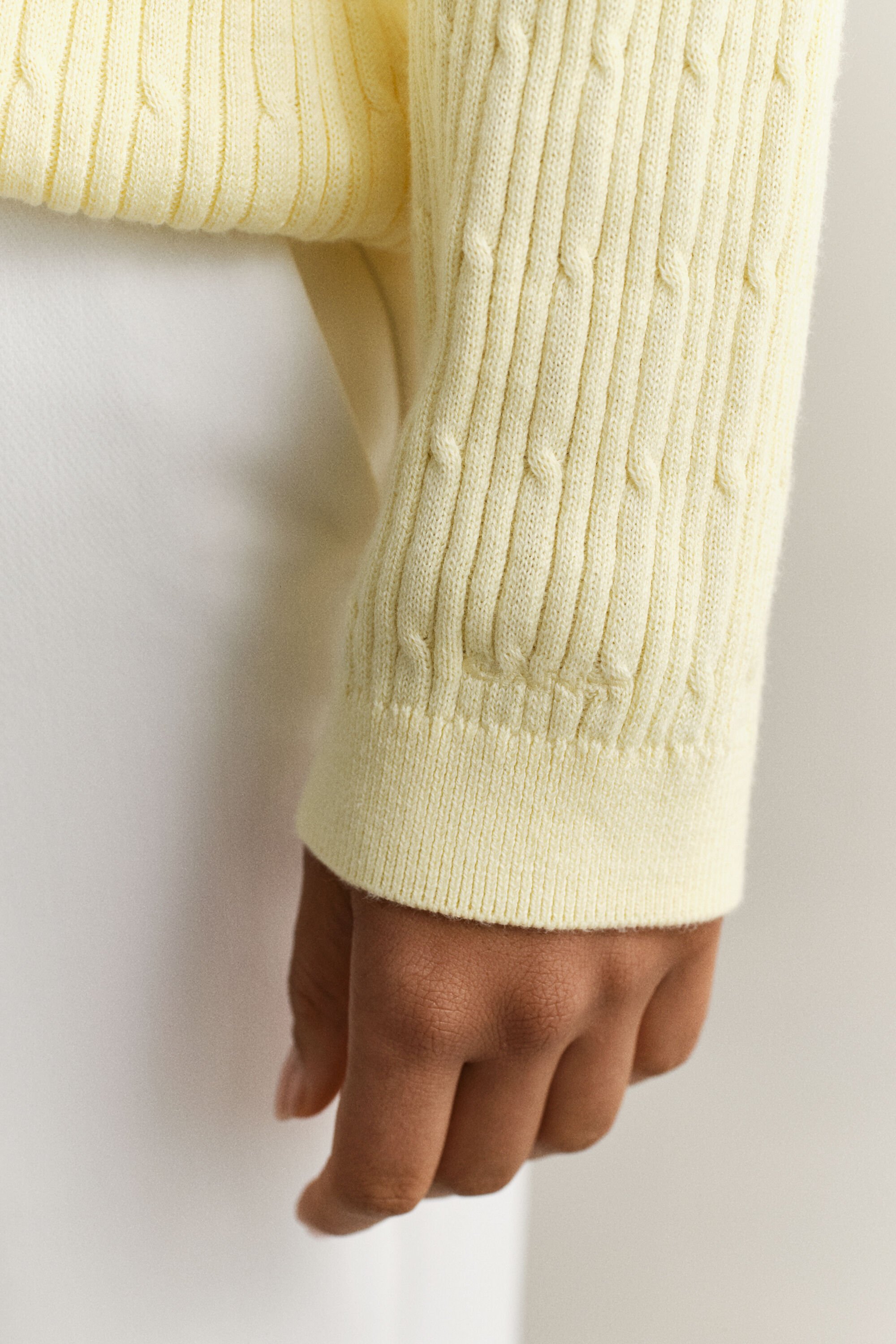 Maglia con scollo a V a trecce