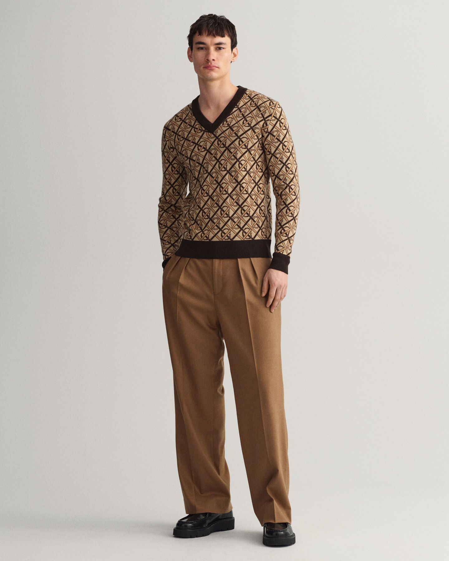 Maglia in lana merino con scollo a V Monogram