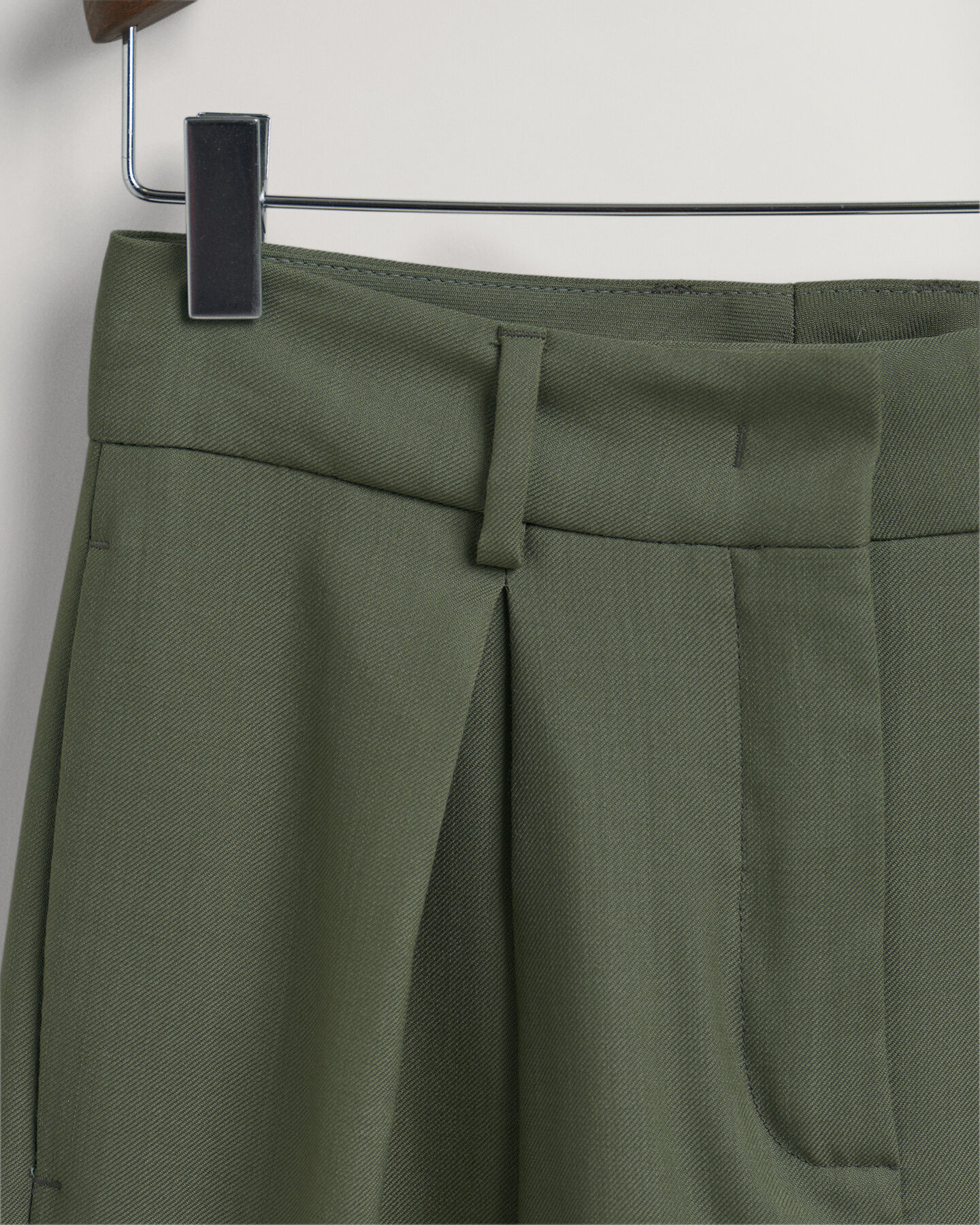 Pantaloni ampi a vita alta con piega