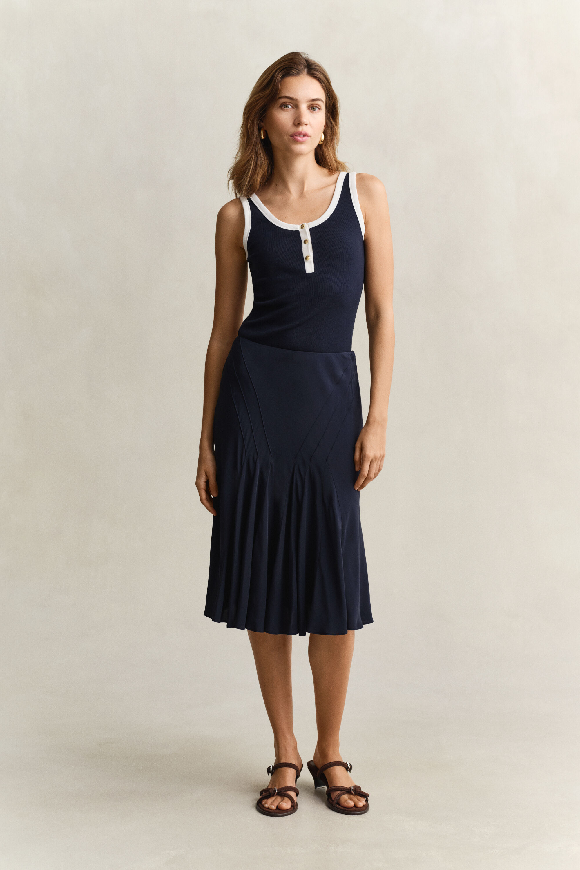 Gonna svasata con taglio sbieco