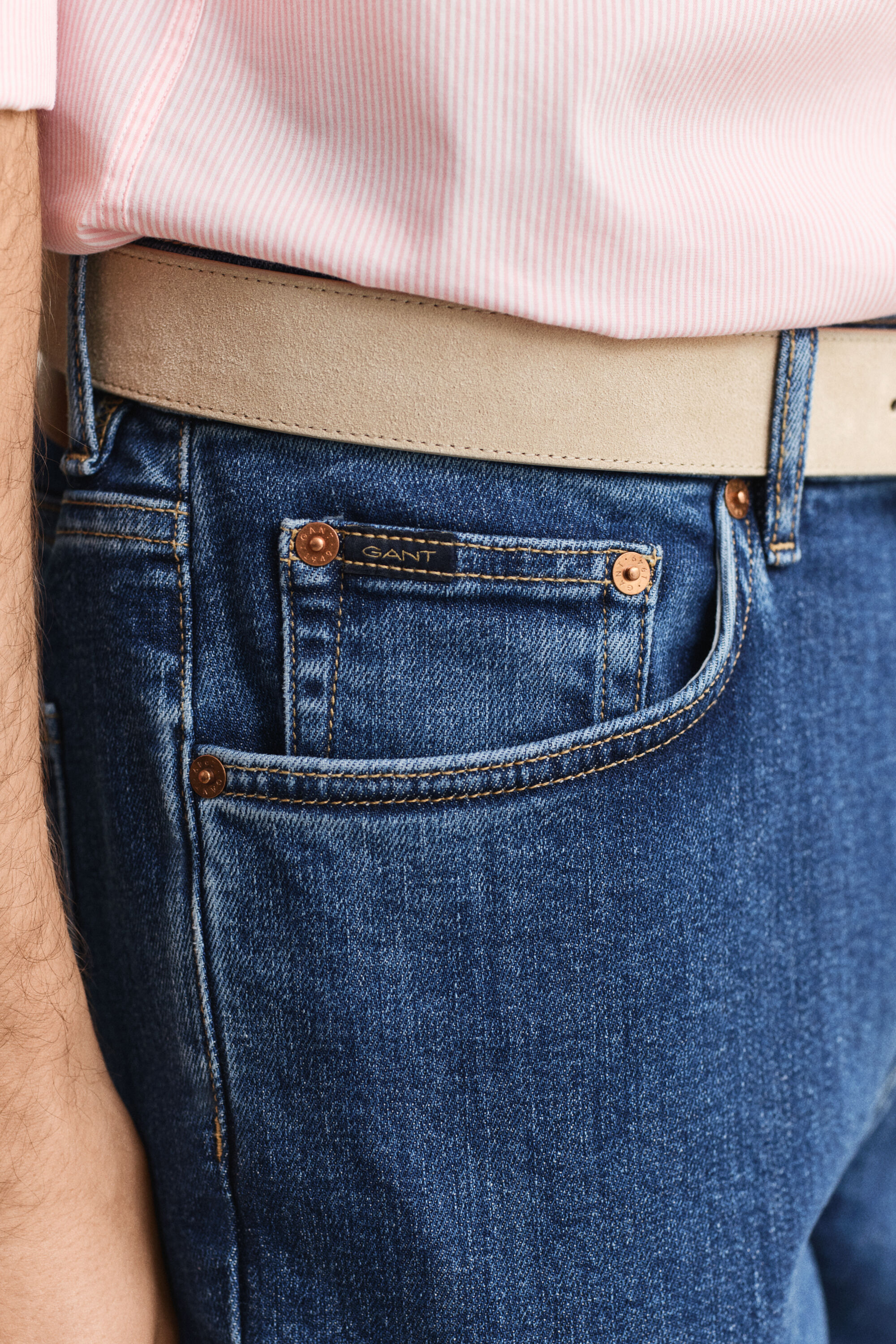 Jeans slim fit con lavaggio uniforme