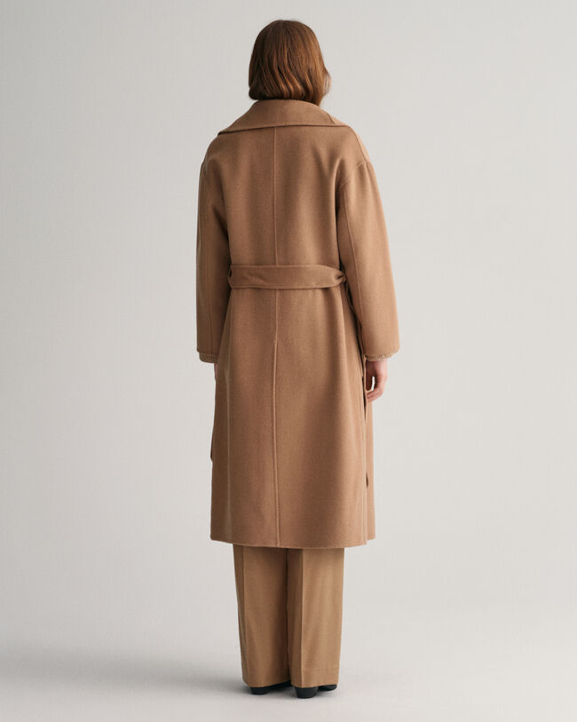 Cappotto con cintura e cuciture a mano