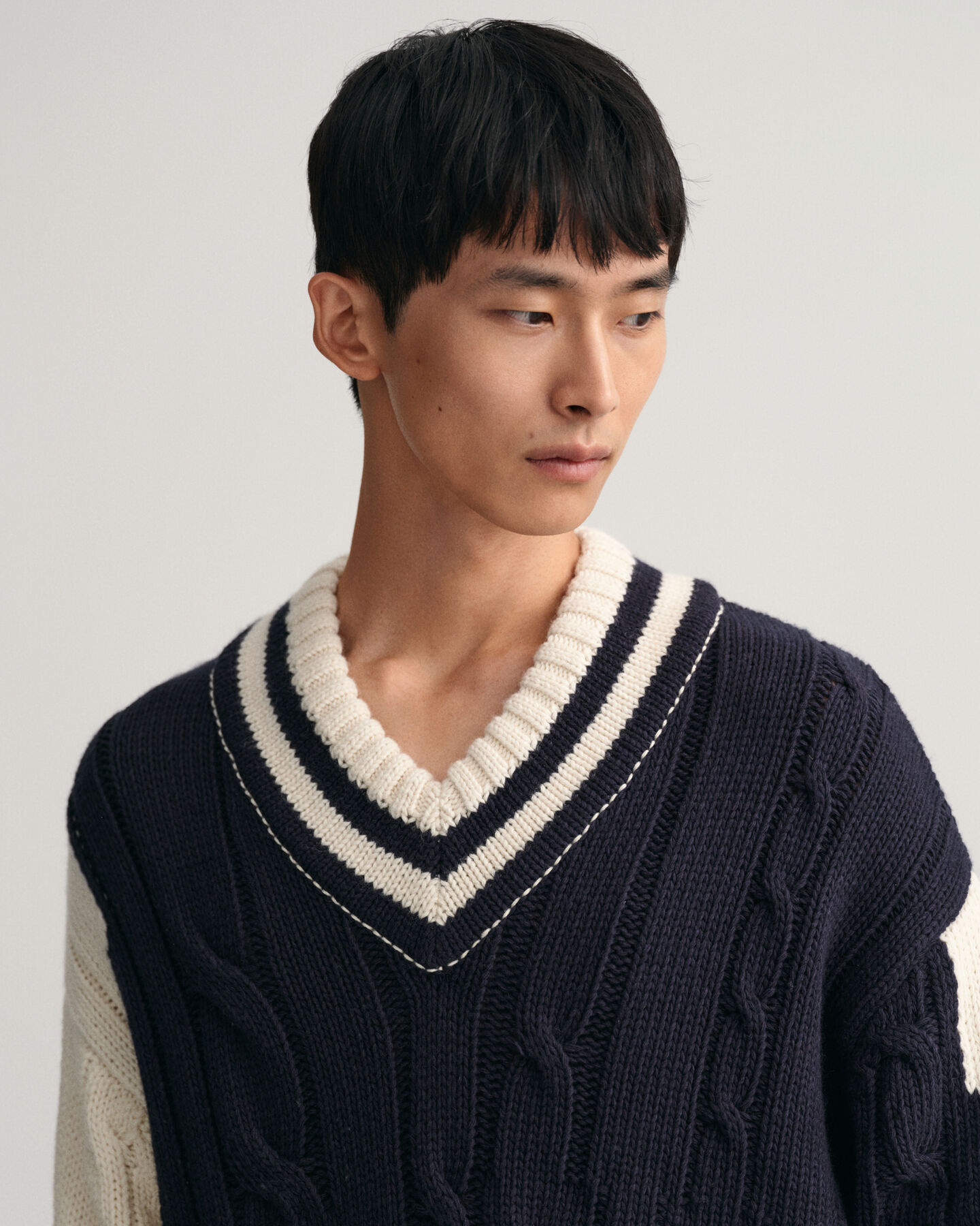 Maglia con scollo a V con lavorazione a intarsi