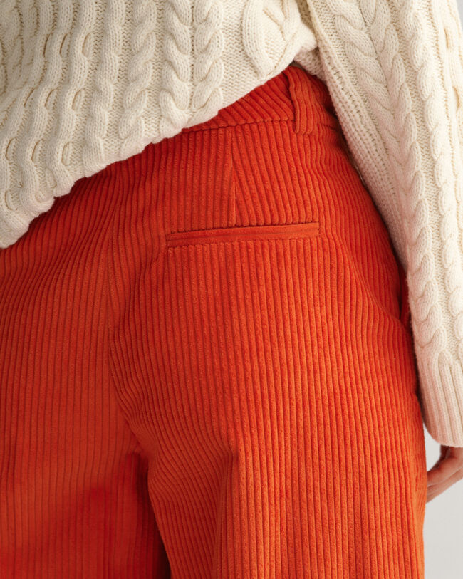 Pantaloni in velluto a coste a gamba larga e vita alta