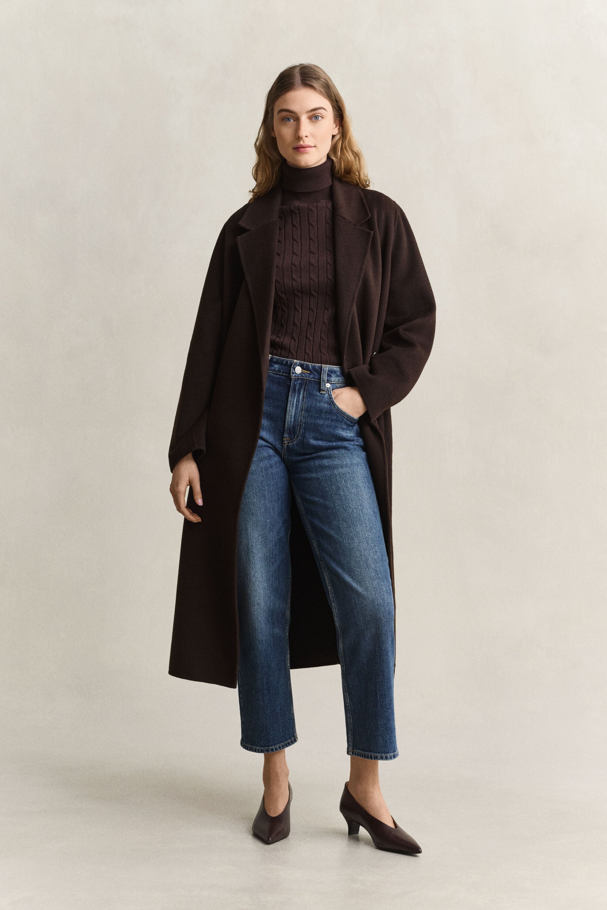 Cappotto con cintura e cuciture a mano