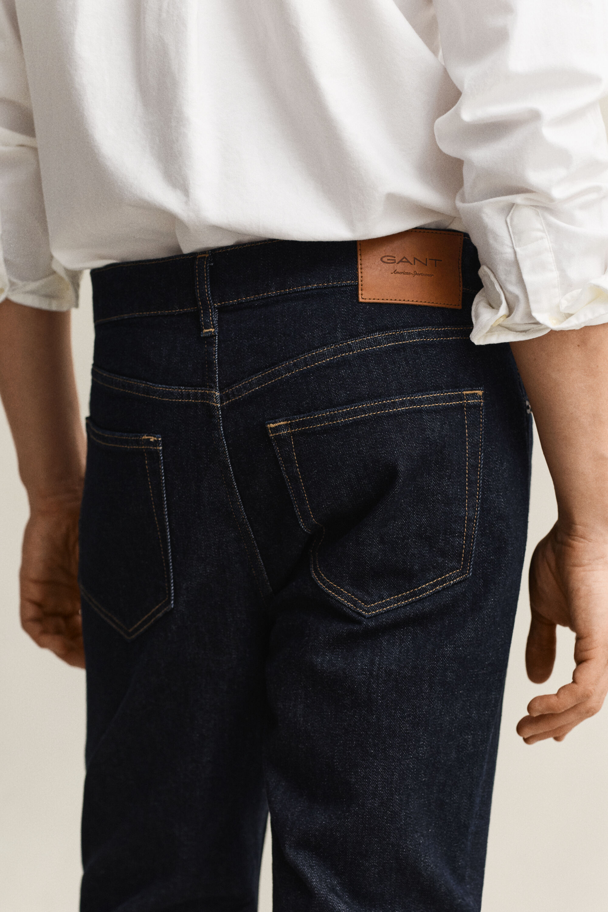 Jeans slim fit con lavaggio uniforme