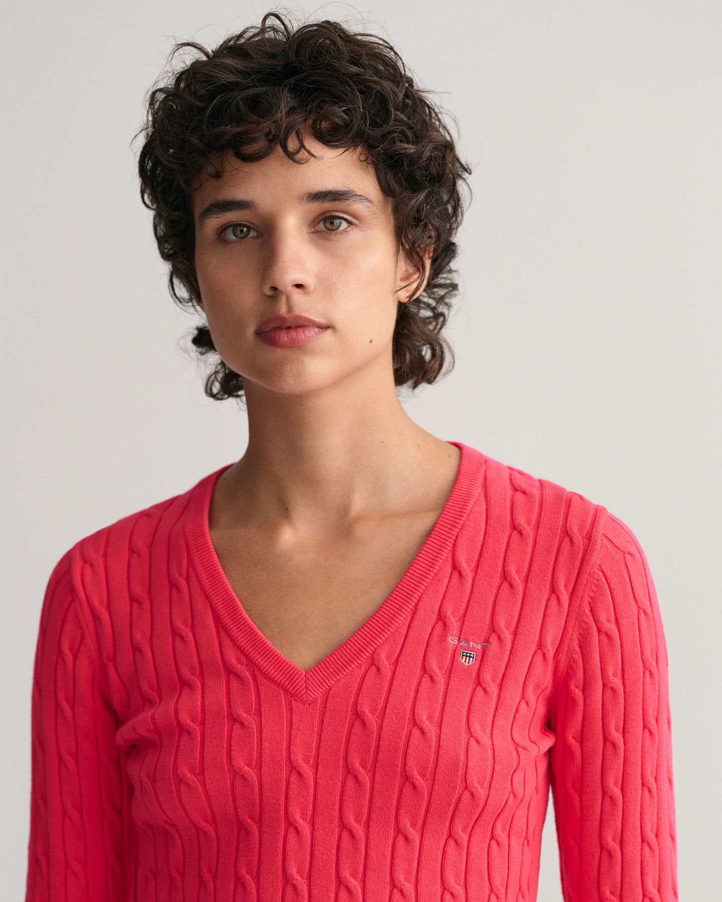 Maglia con scollo a V in cotone elasticizzato a trecce