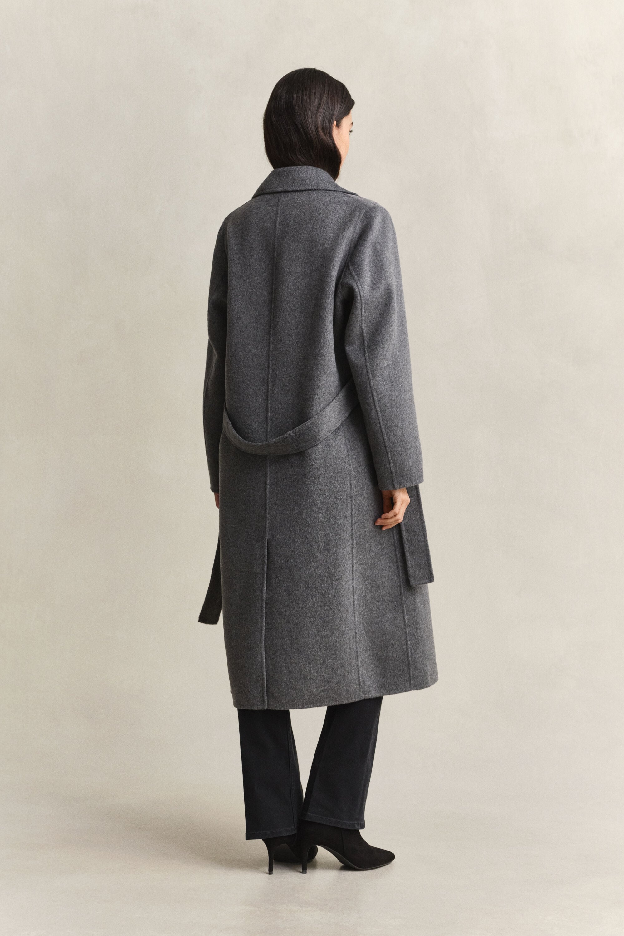 Cappotto con cintura e cuciture a mano