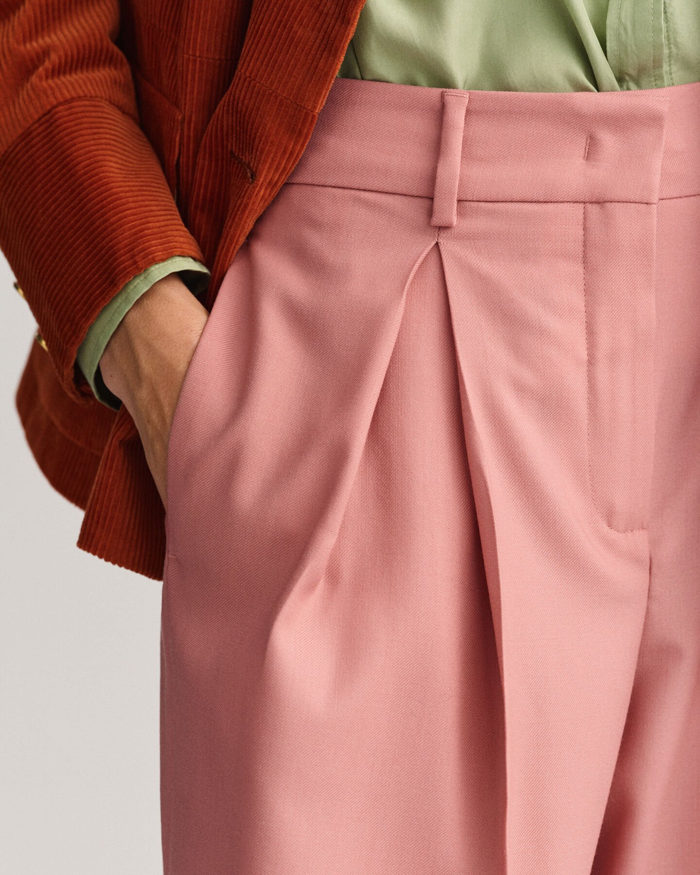 Pantaloni ampi a vita alta con piega