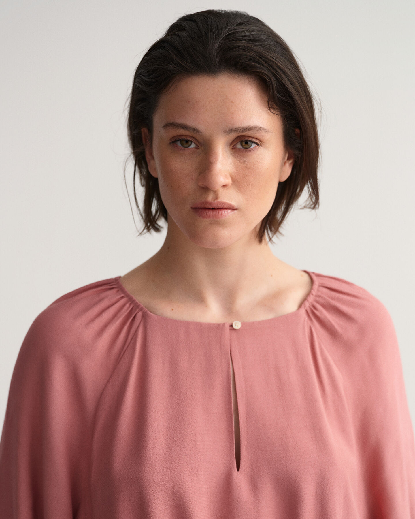 Abito con scollo a barchetta