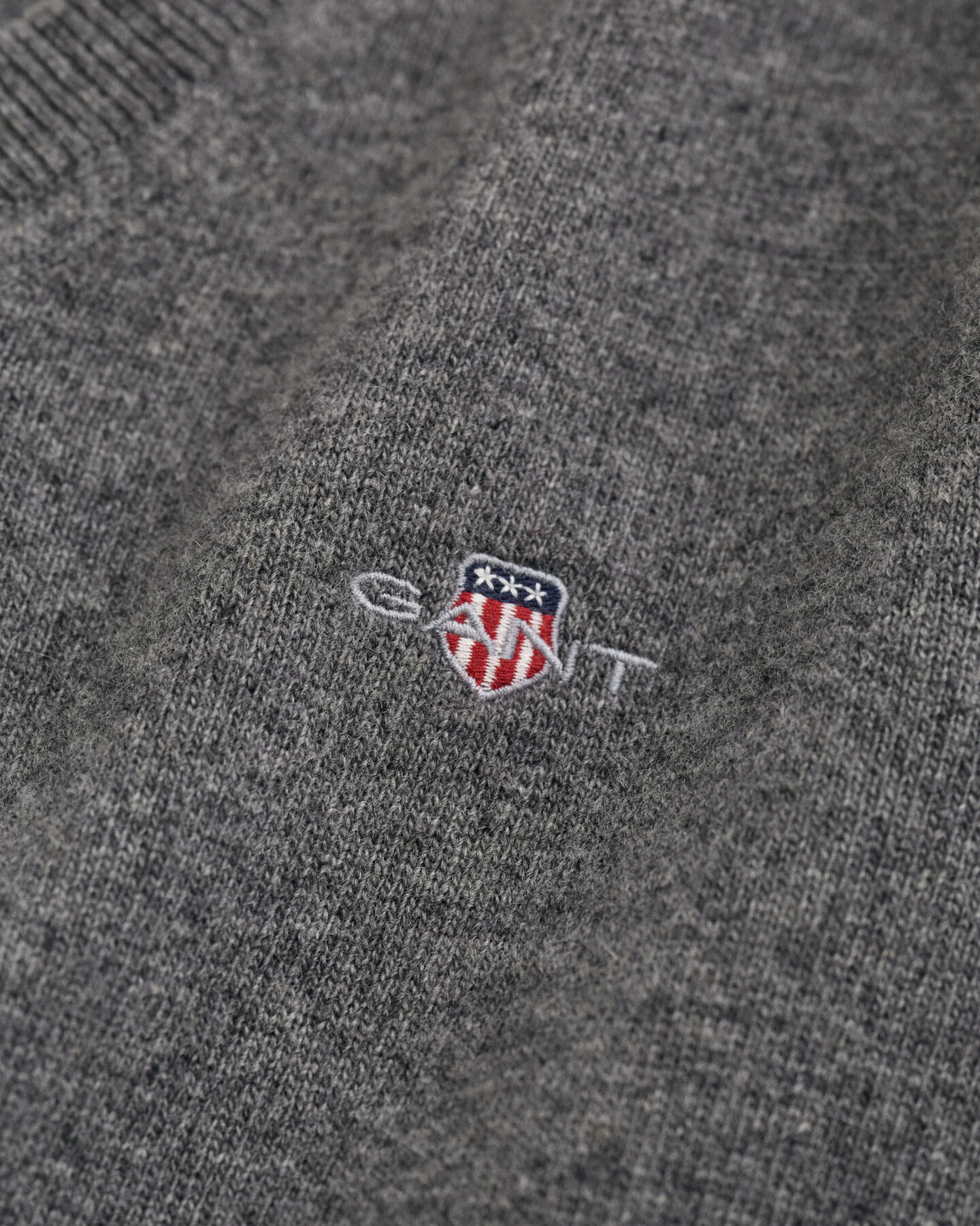 Maglia con scollo a V in finissima lana d’agnello