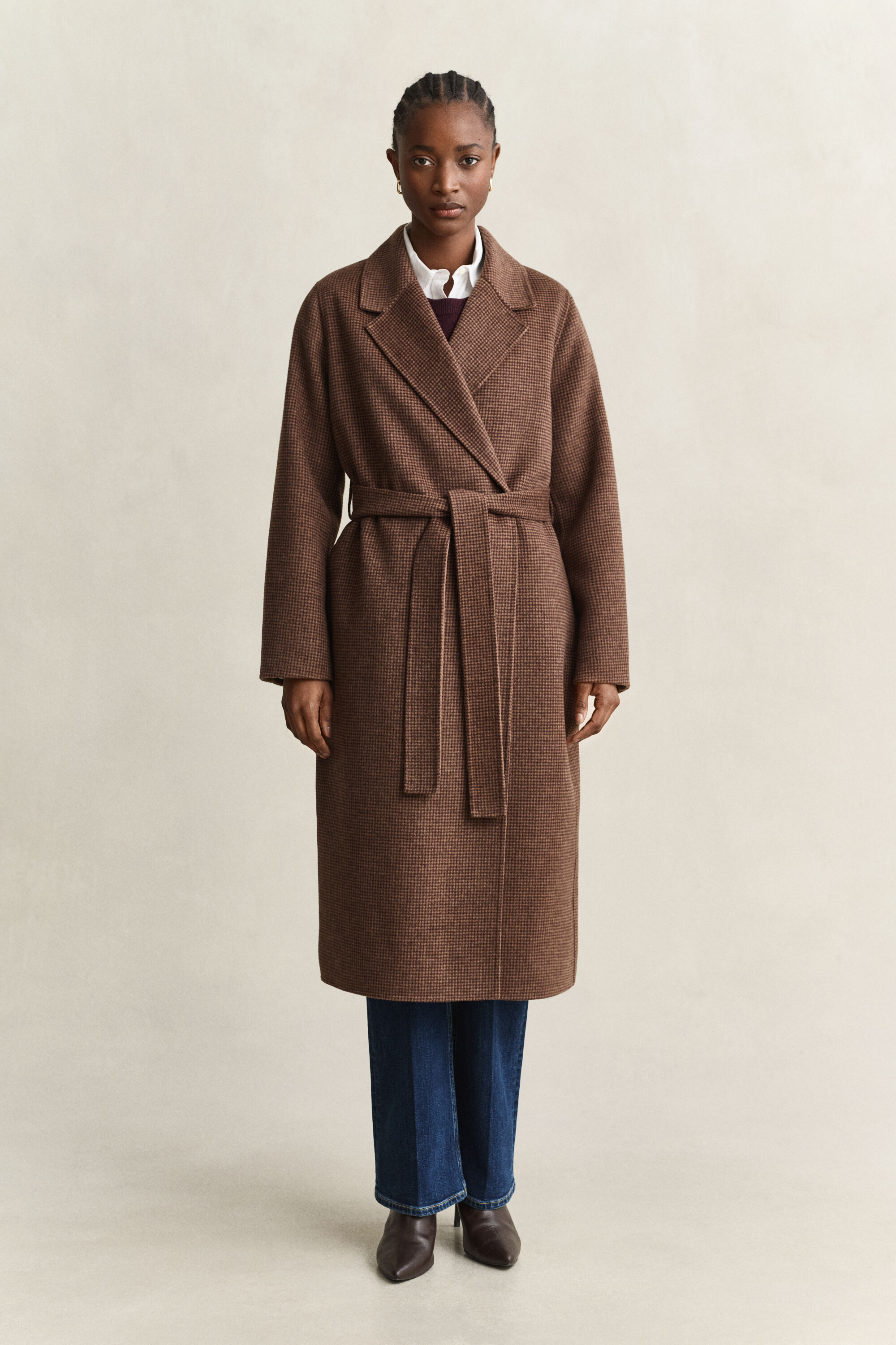 Cappotto con cintura e cuciture a mano