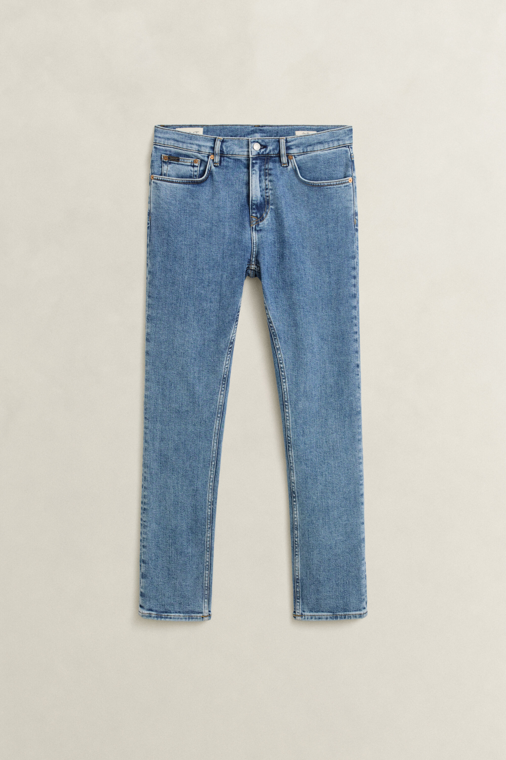 Jeans slim fit con lavaggio uniforme