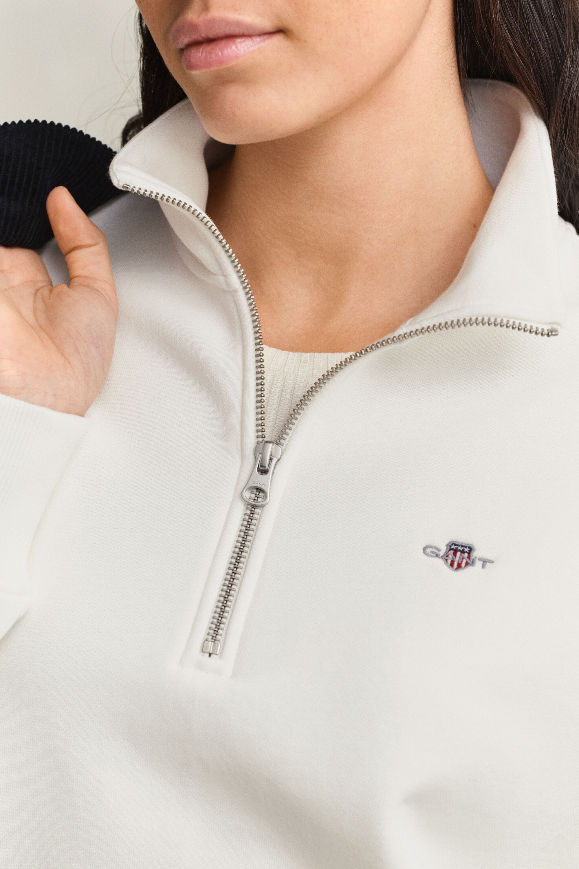 Felpa Shield con zip corta