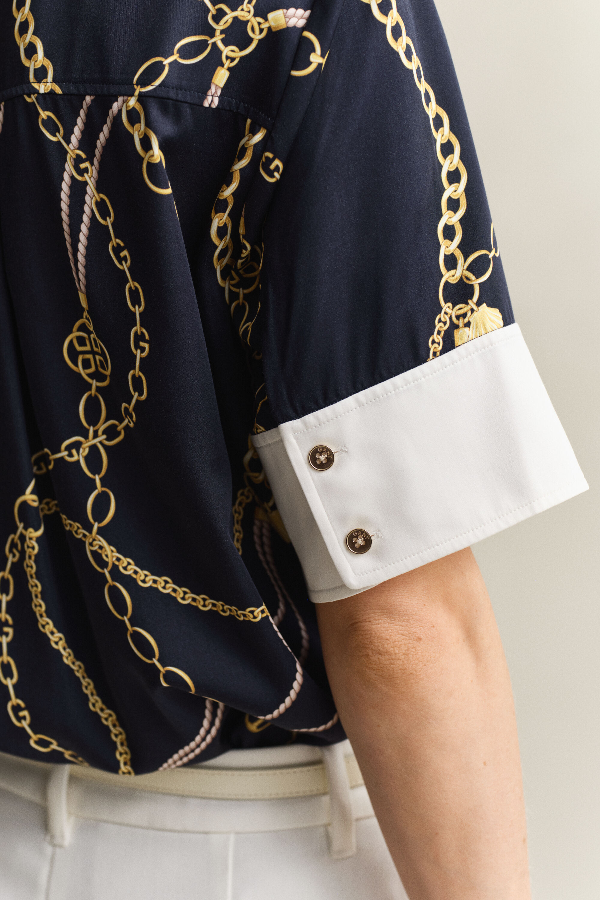 Blusa con dettagli a contrasto