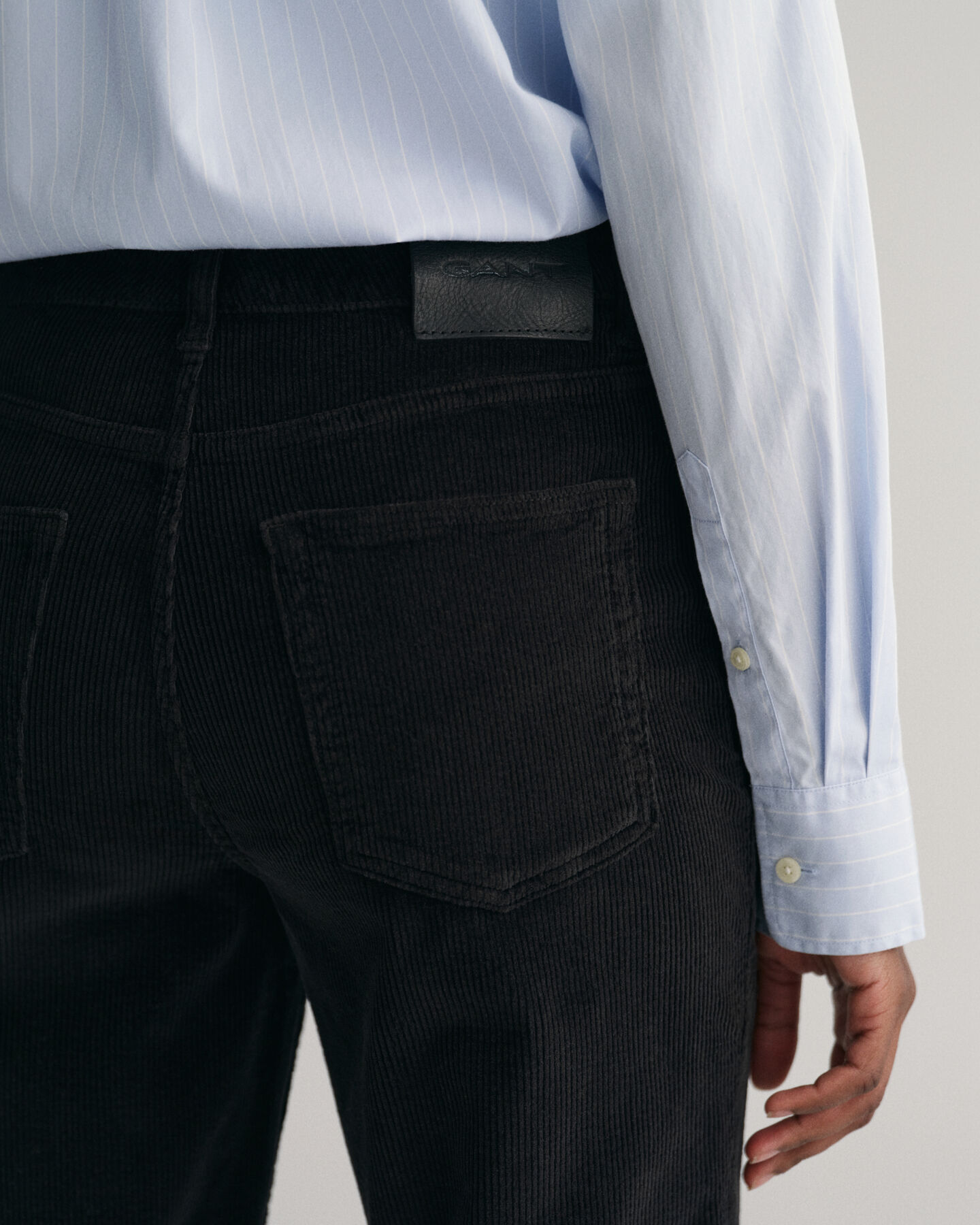 Jeans in velluto a coste svasati alla caviglia