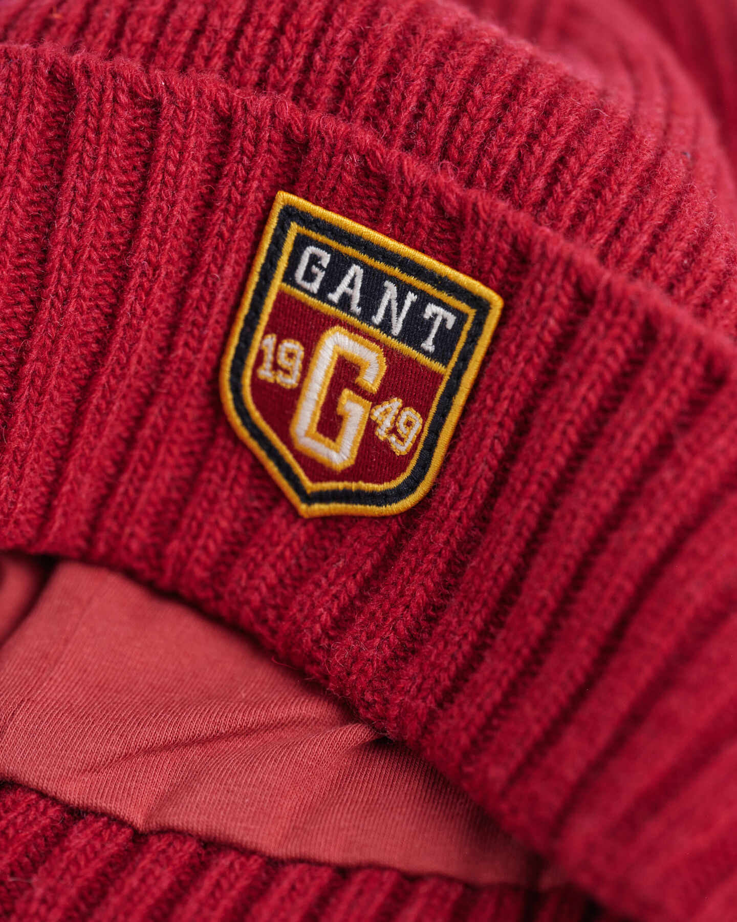 Berretto in lana con stemma