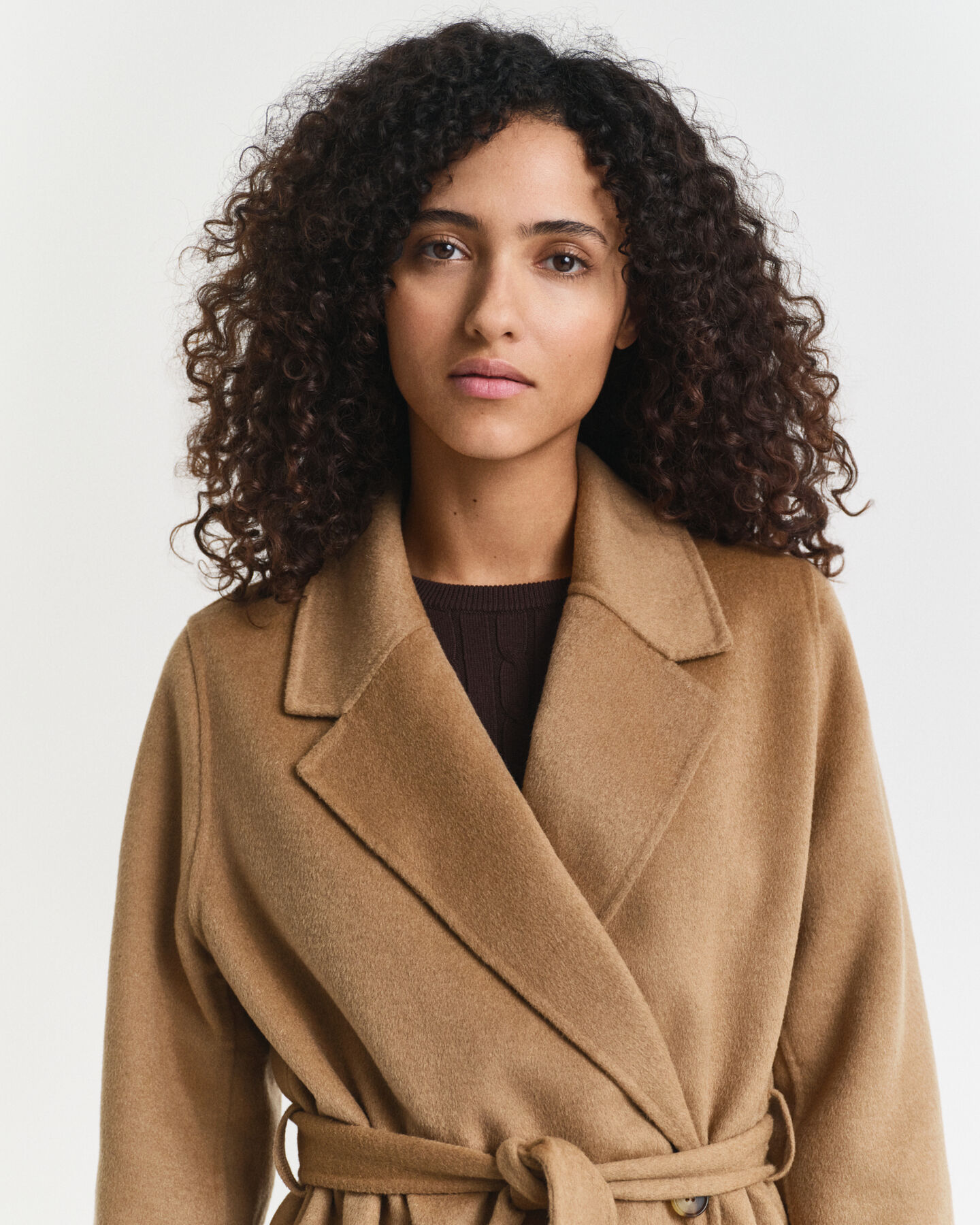 Cappotto con cintura e cuciture a mano