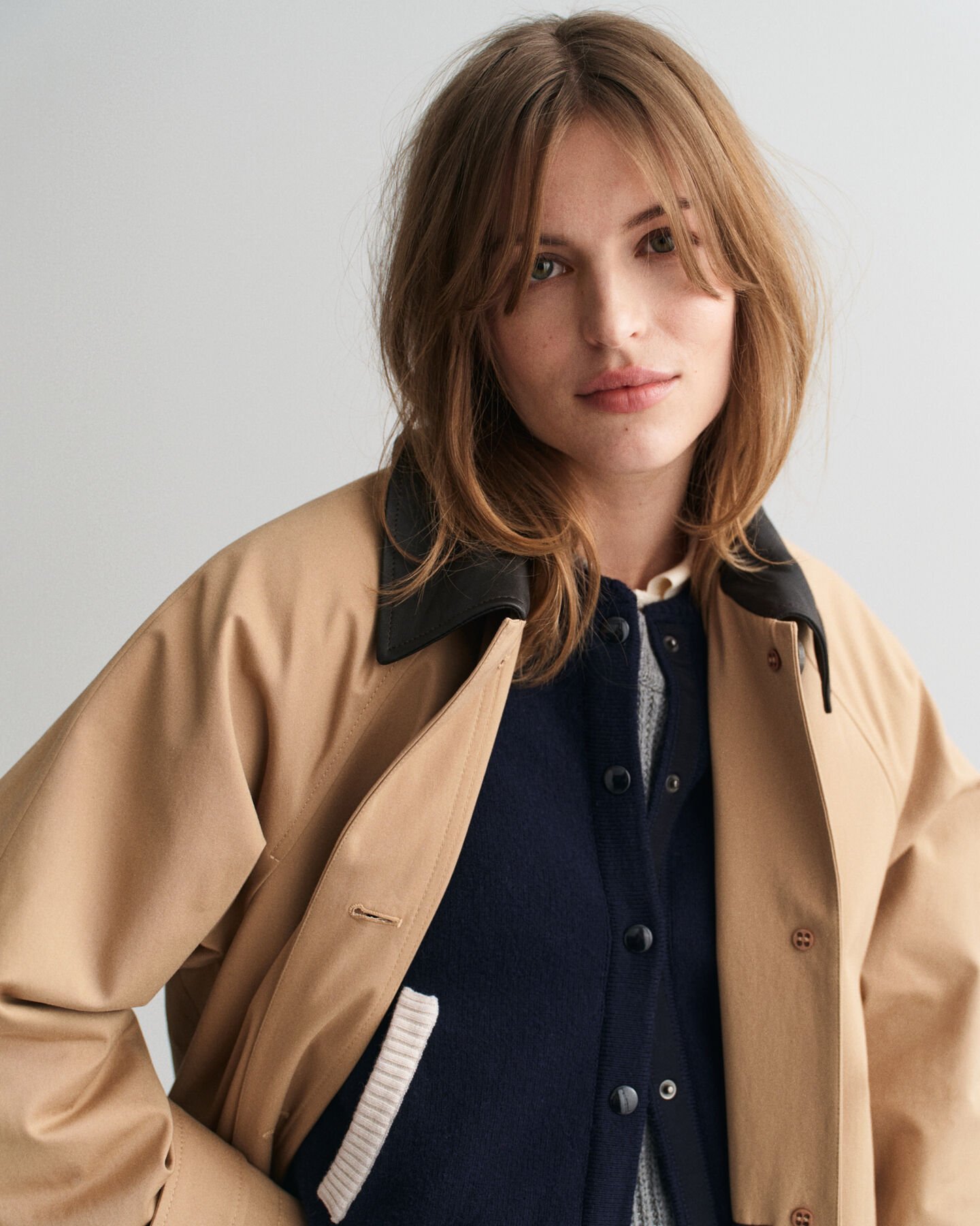 Impermeabile con colletto in pelle