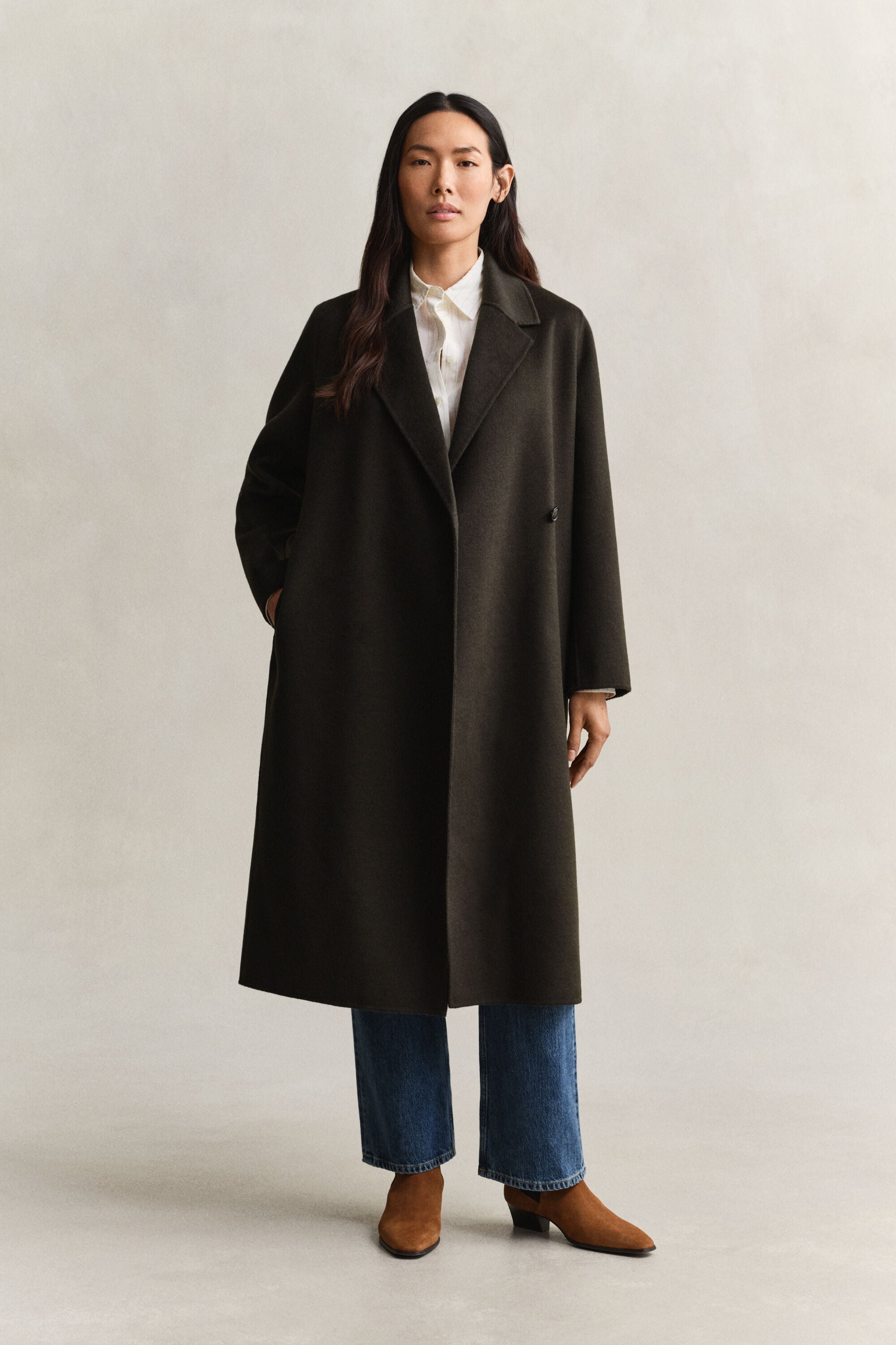 Cappotto con cintura e cuciture a mano