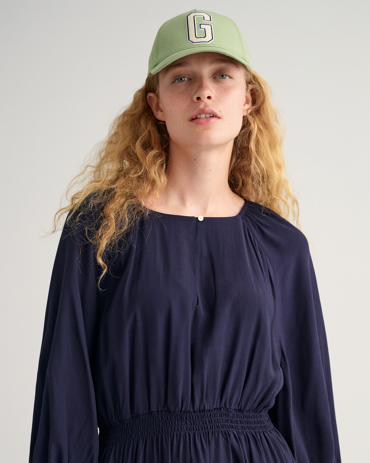 Abito con scollo a barchetta