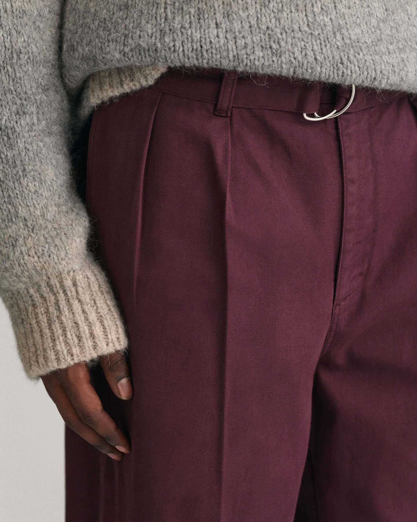 Pantaloni chino con piega e cintura