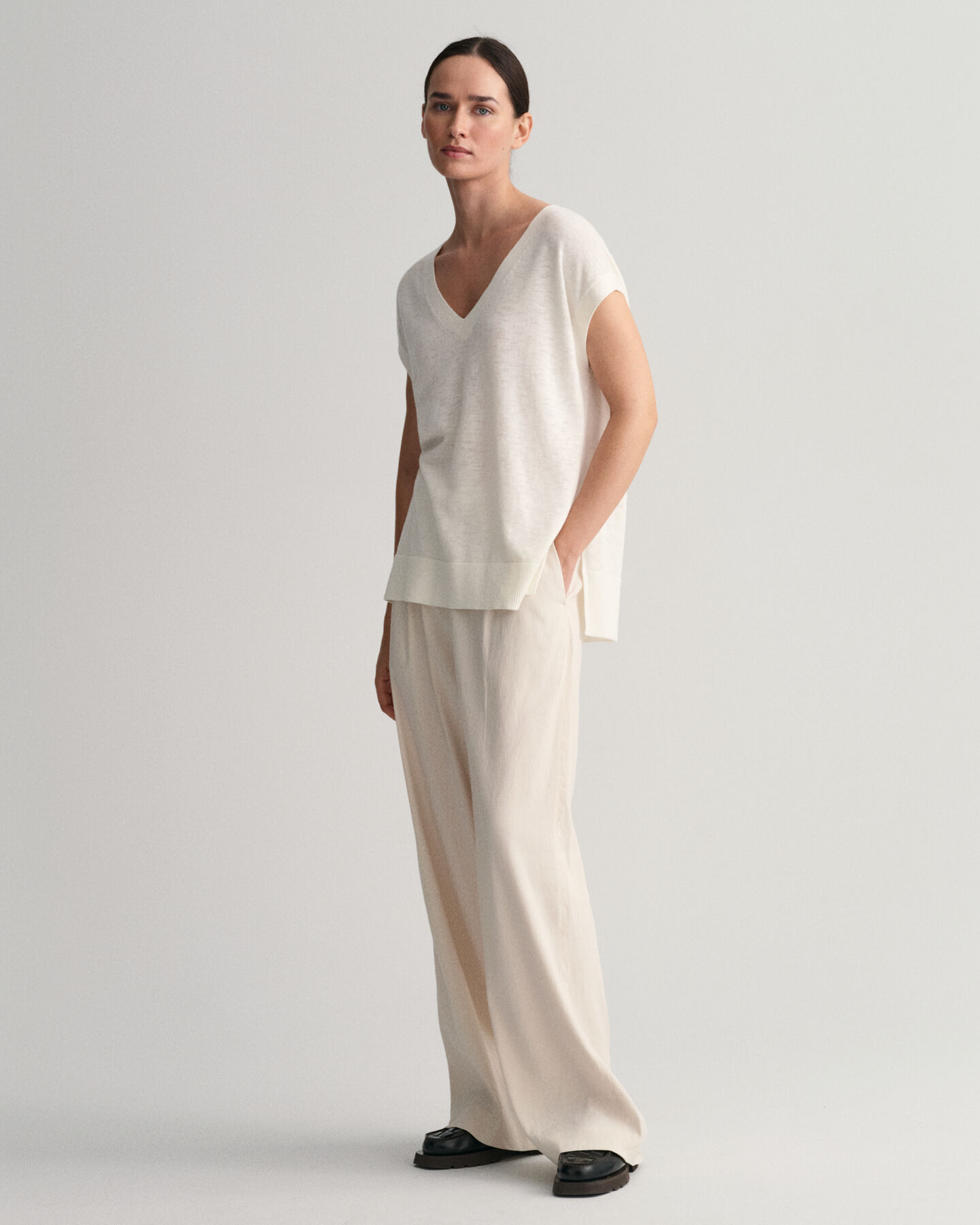 Smanicato con scollo a V in misto lino