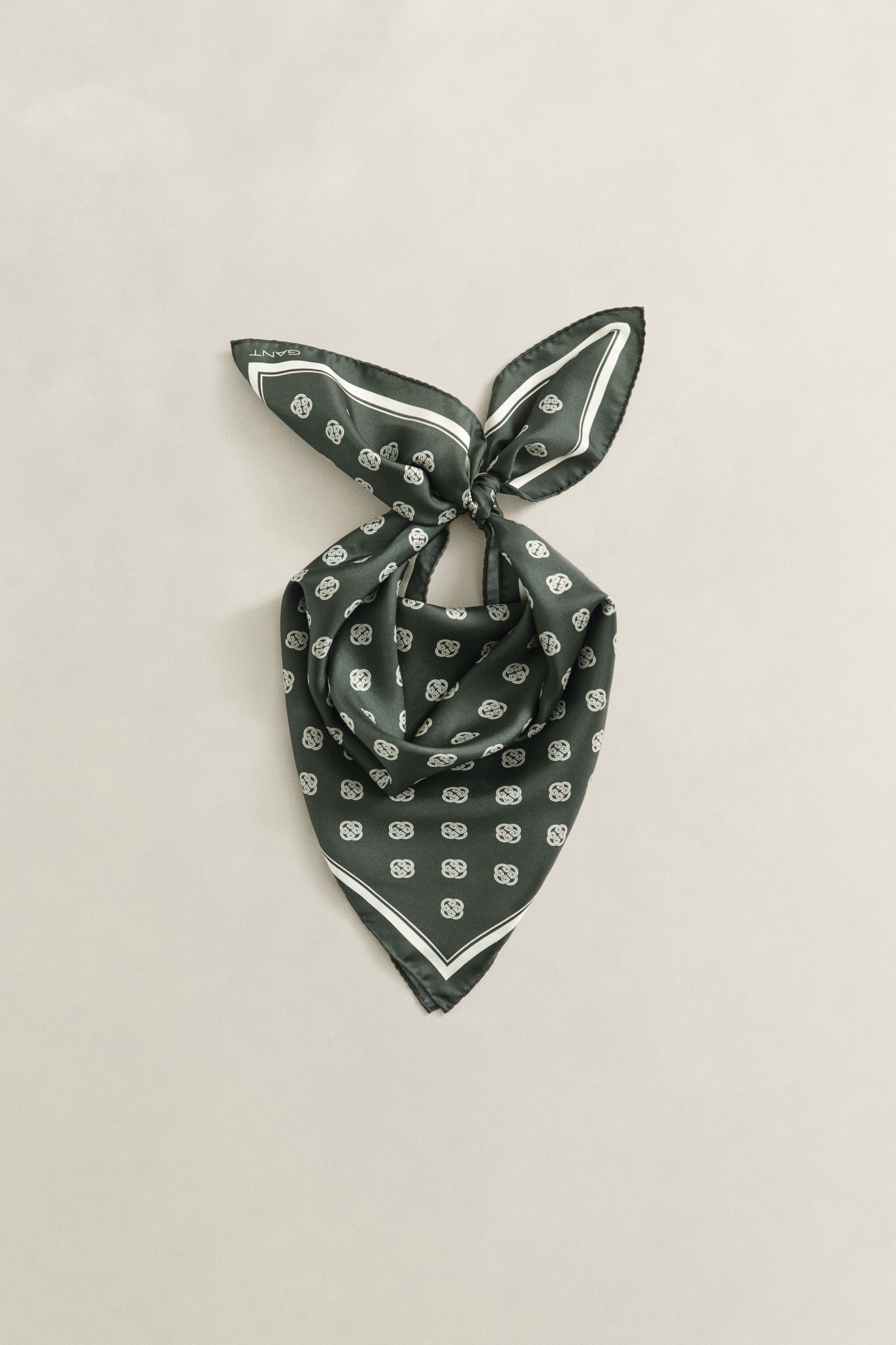 Foulard di seta con monogramma