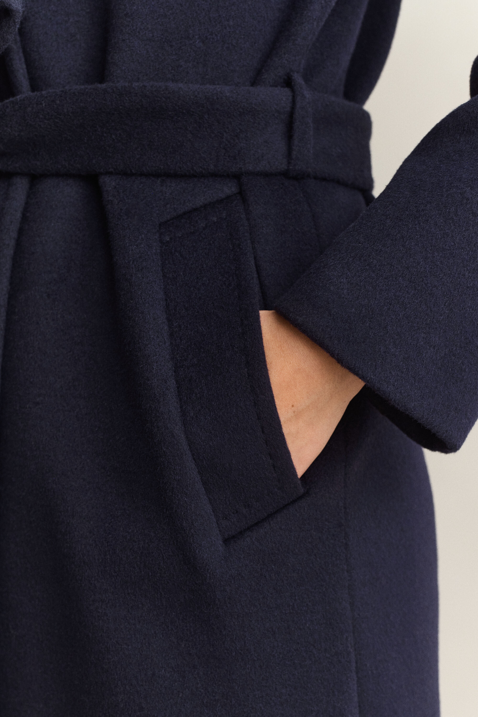 Cappotto con cintura in misto lana