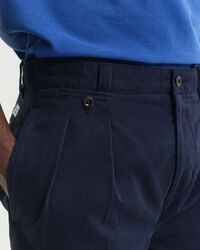 Pantaloni chino in twill di cotone con pinces relaxed fit