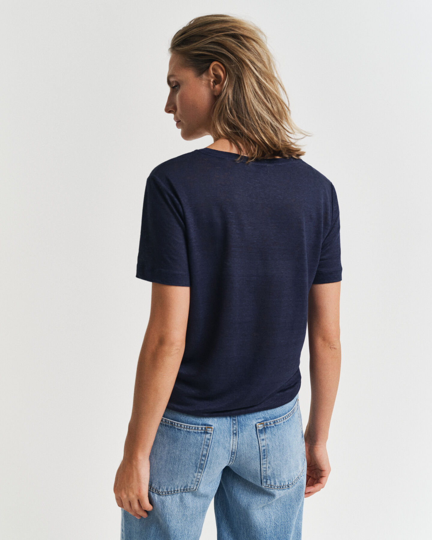 T-shirt in lino con scollo a V