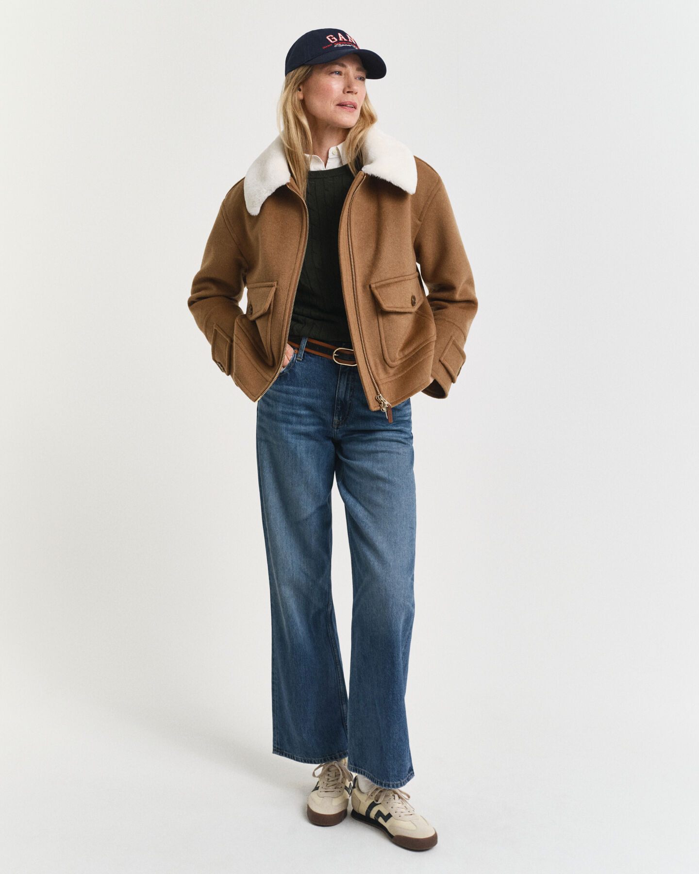 Maglia girocollo in cotone elasticizzato a trecce