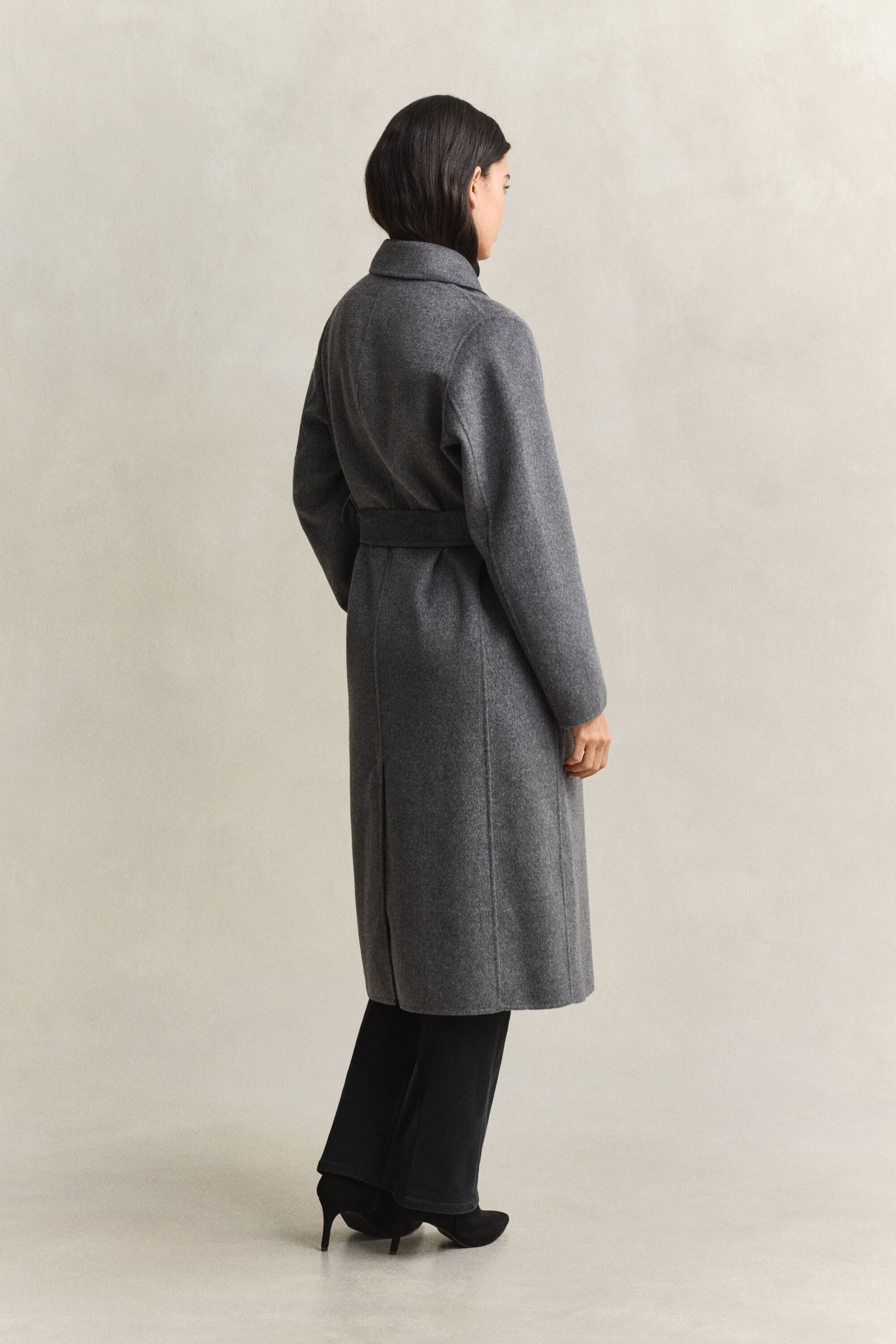 Cappotto con cintura e cuciture a mano