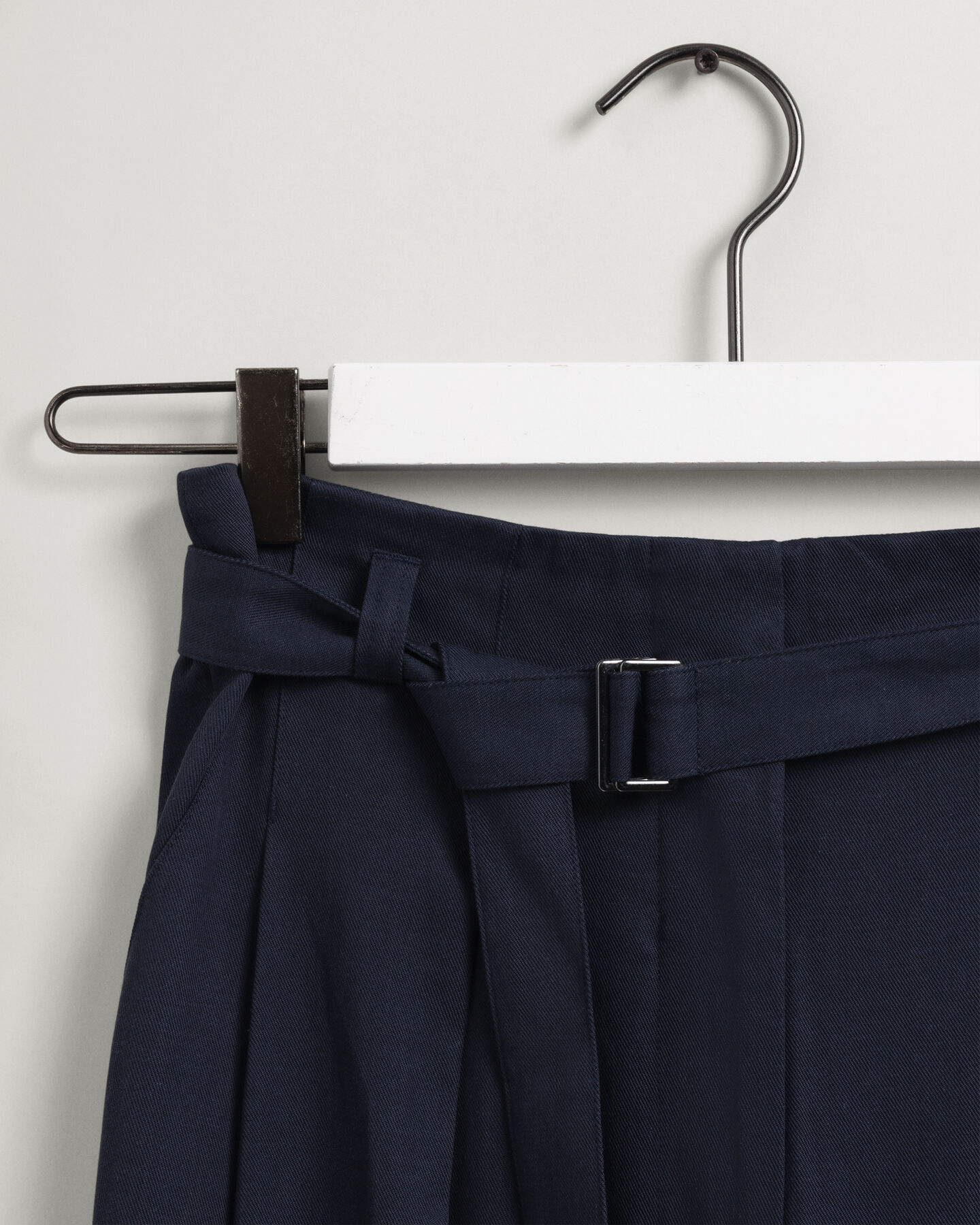 Pantaloni chino Fluid a vita alta con piega