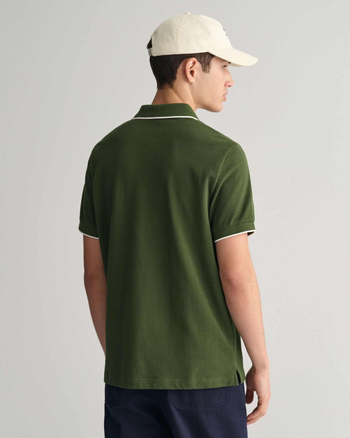 Polo in piqu&eacute; con bordino a contrasto