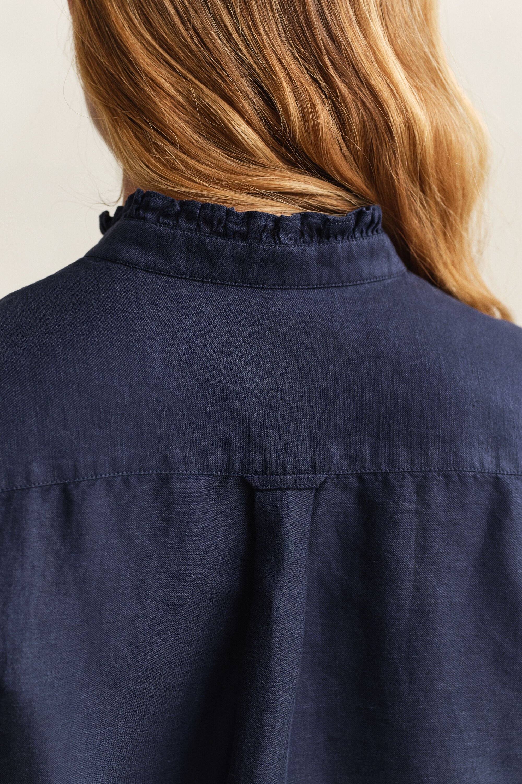 Blusa in misto lino con volant