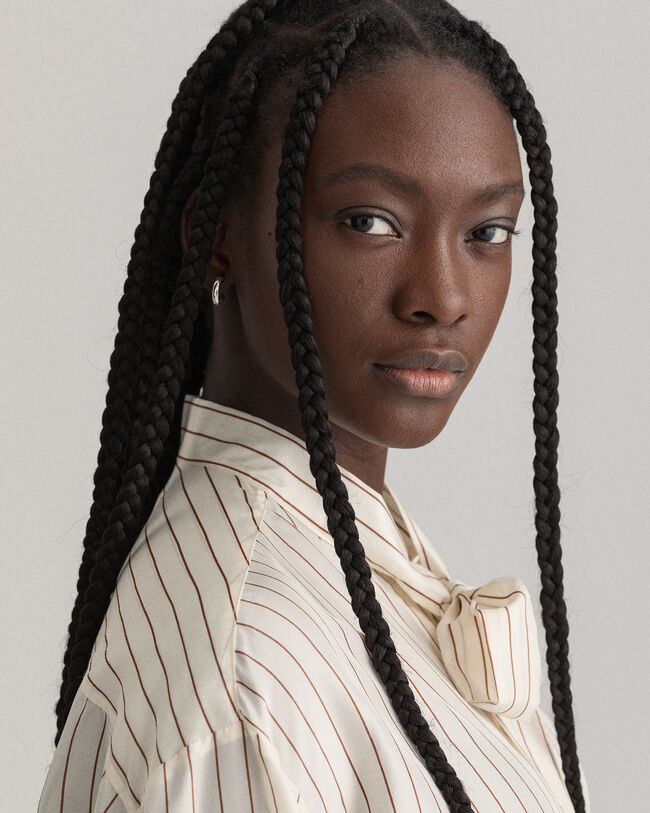 Camicia di seta gessata con fiocco