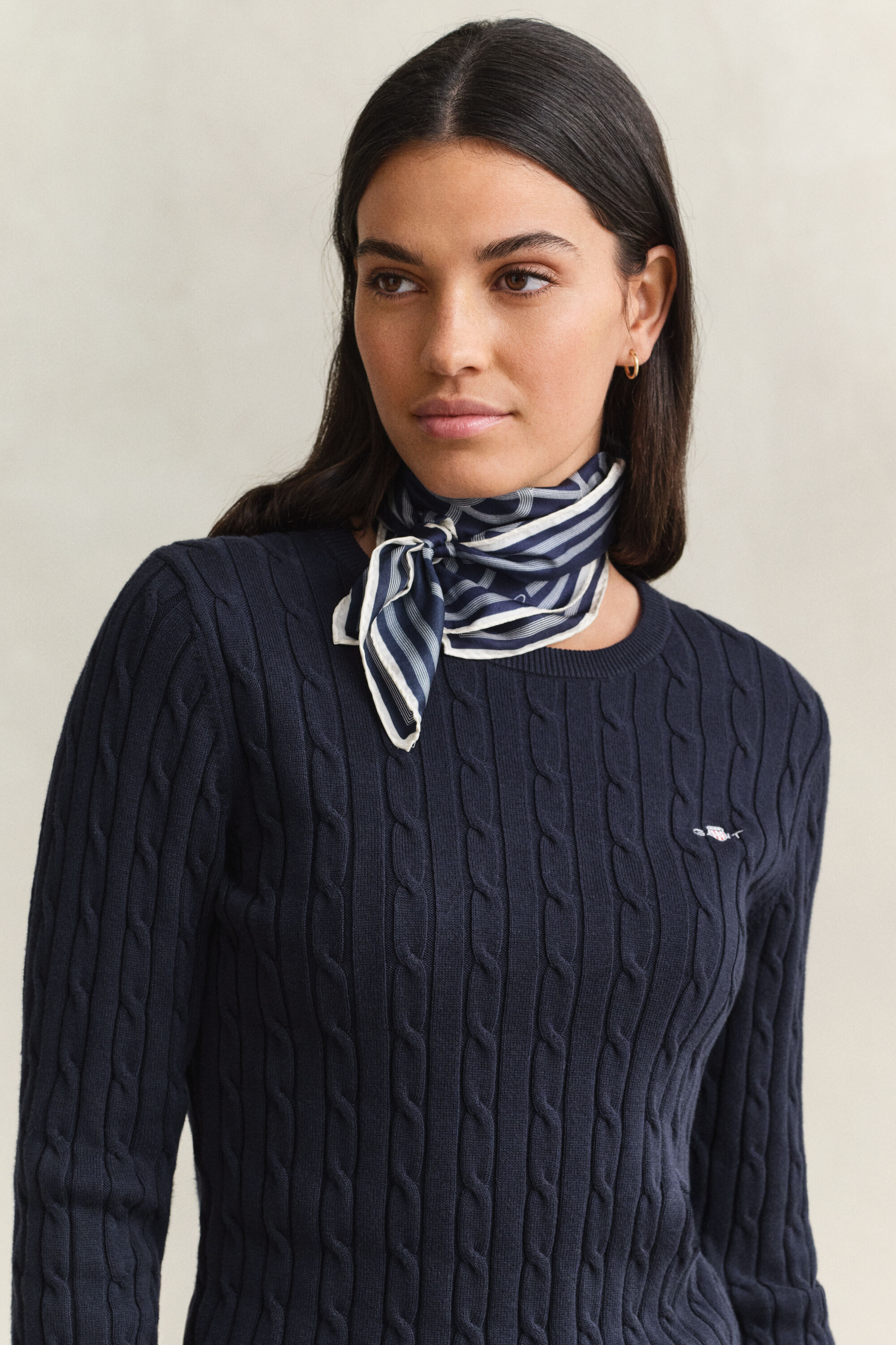 Maglia girocollo in cotone elasticizzato a trecce