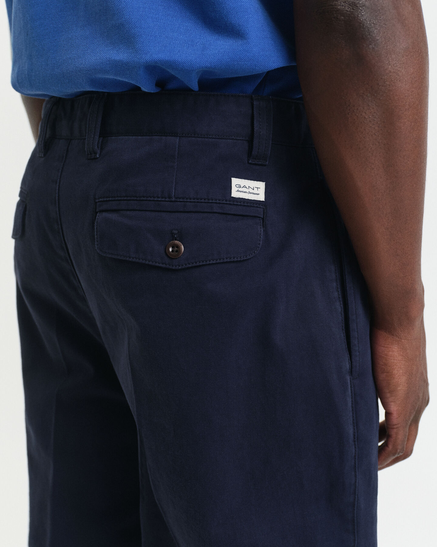 Pantaloni chino in twill di cotone con pinces relaxed fit