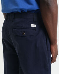 Pantaloni chino in twill di cotone con pinces relaxed fit