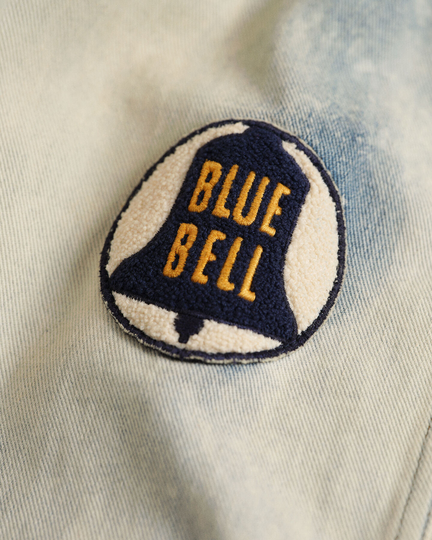 Giacca di jeans candeggiata Wrangler x GANT