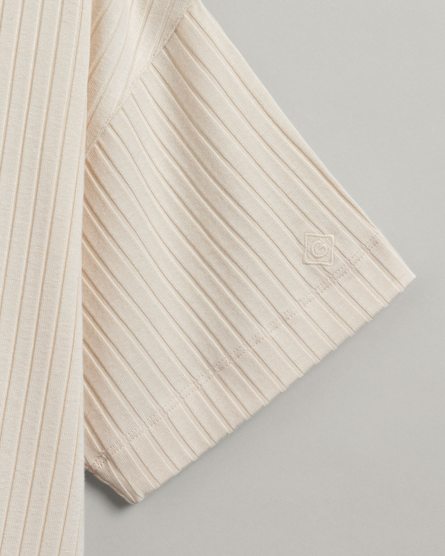 T-shirt con maniche corte-lunghe e spacchetti