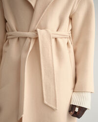 Cappotto con cintura e cuciture a mano