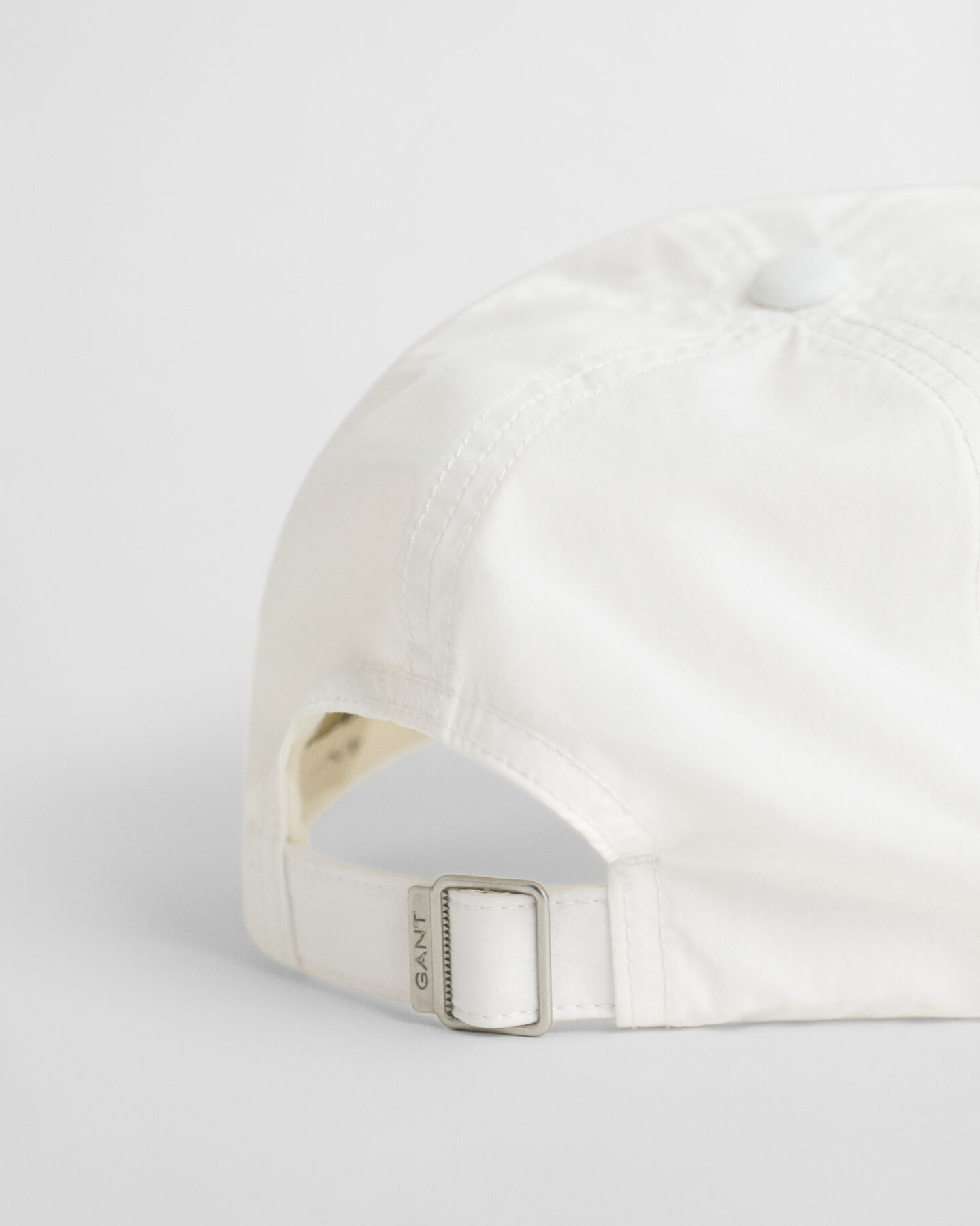 Cappellino effetto stropicciato con grafica piccola